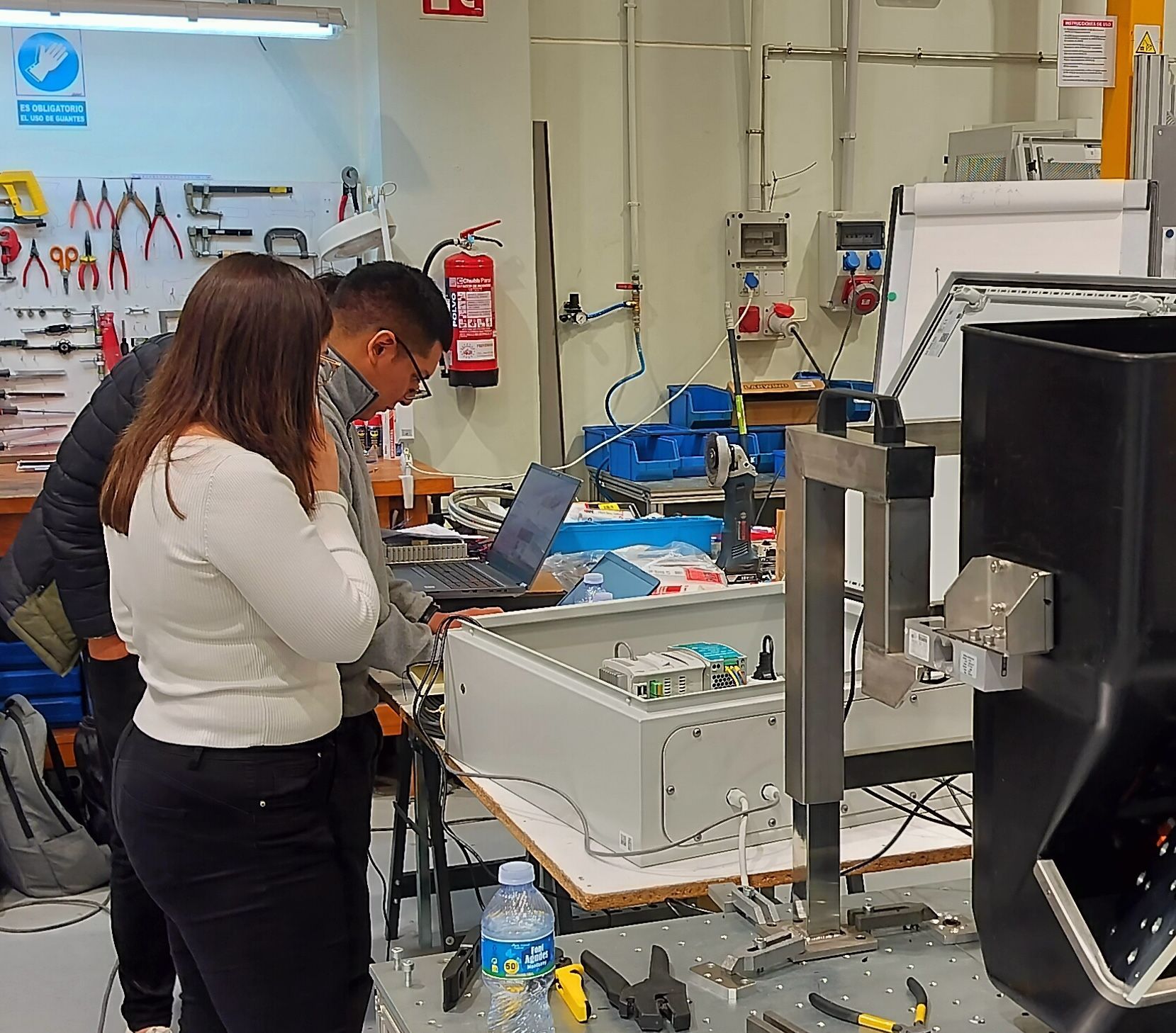 Nos caracterizamos por nuestra comunicación transparente y trabajo en equipo. Brindamos servicios de alta calidad adaptándonos a tus necesidades. Somos parte de tu solución.